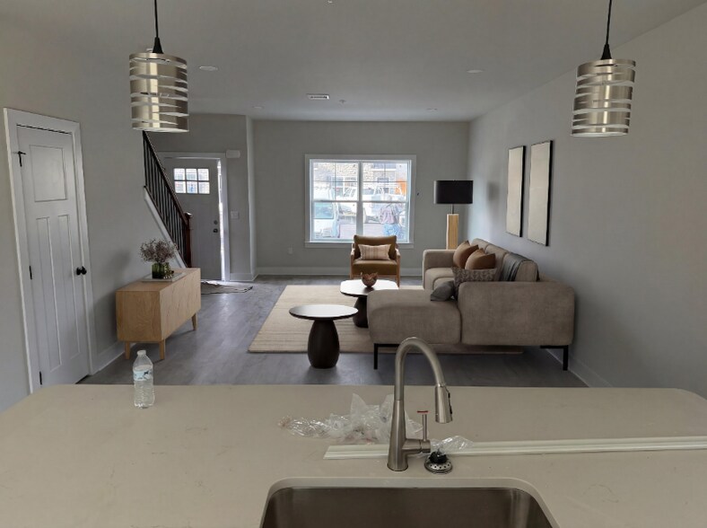 Building Photo - 1411 Greenview Dr