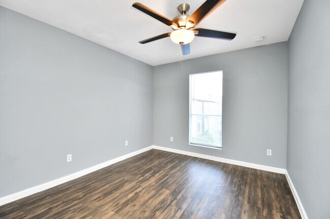 Building Photo - 5959 Bonhomme Rd