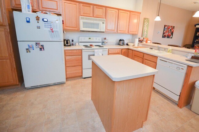 Building Photo - Beautiful Crimson Ridge townhome!
