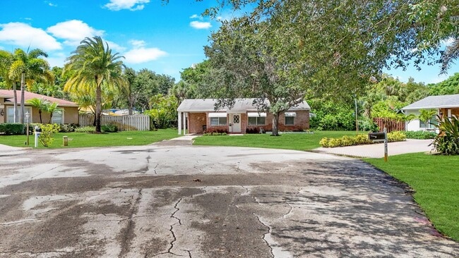 Building Photo - 2219 W Pineridge Ct