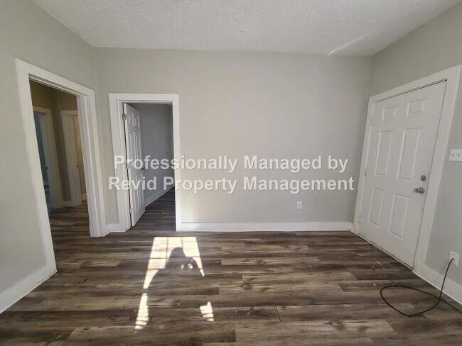 Building Photo - SECTION 8 ACCEPTED