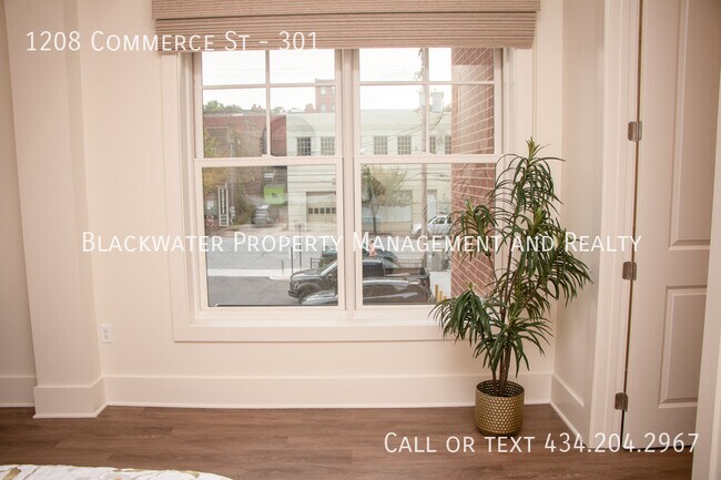Building Photo - 1208 Commerce St