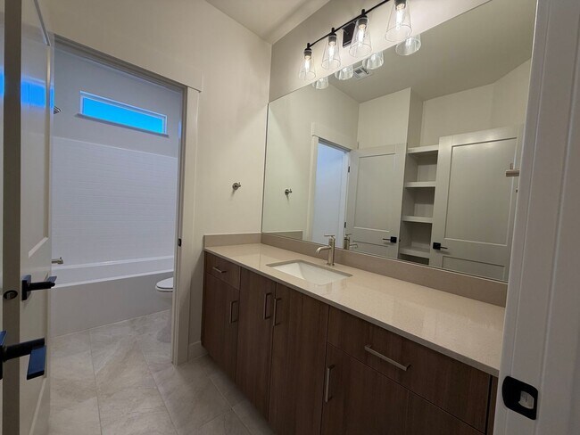 Building Photo - BRAND NEW TOWNHOME FOR RENT BY CRIMSON CLIFFS!