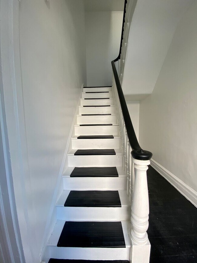 Building Photo - 451 Warner St