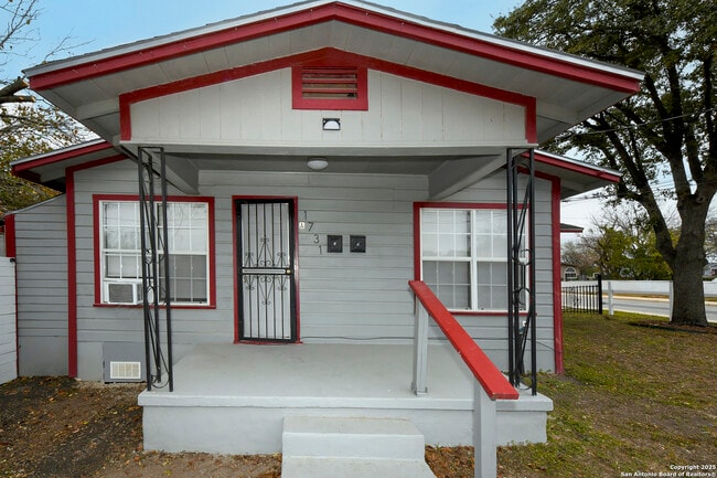 Primary Photo - 1731 E Carson St