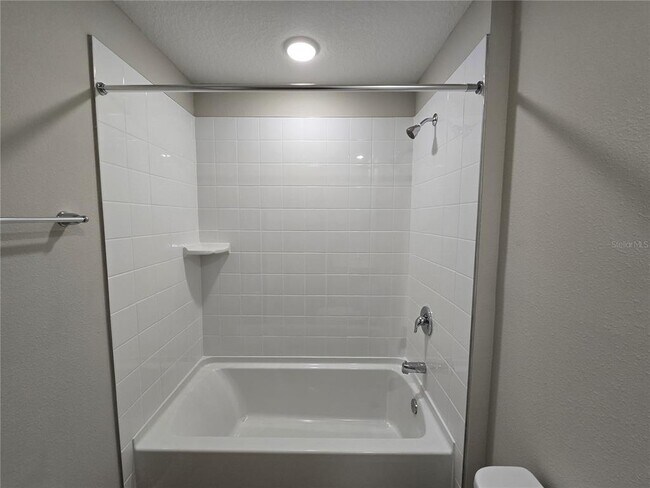 Building Photo - 2441 Oakwood Ln