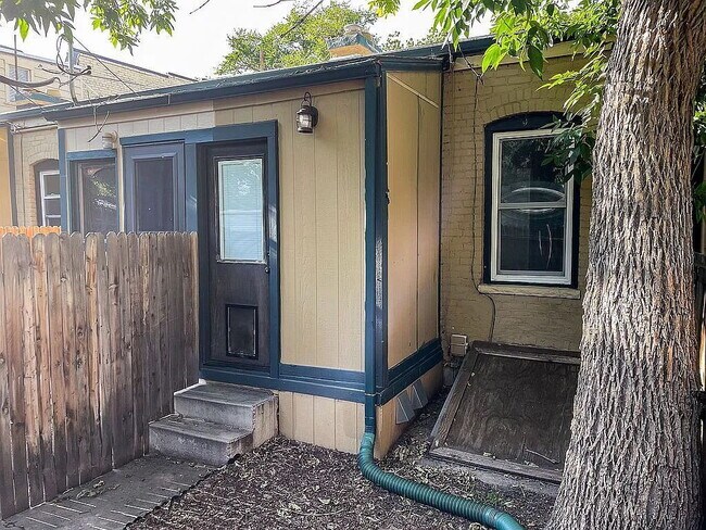 Building Photo - Cozy 1-Bedroom Townhouse Retreat with Granite Touches & Hardwood Elegance in Denver!