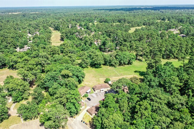 Building Photo - 8716 Club House Dr
