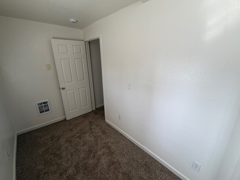 Building Photo - 4338 Ward Pl NE