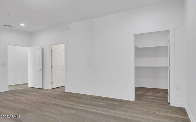 Building Photo - 832 S Farmer Ave