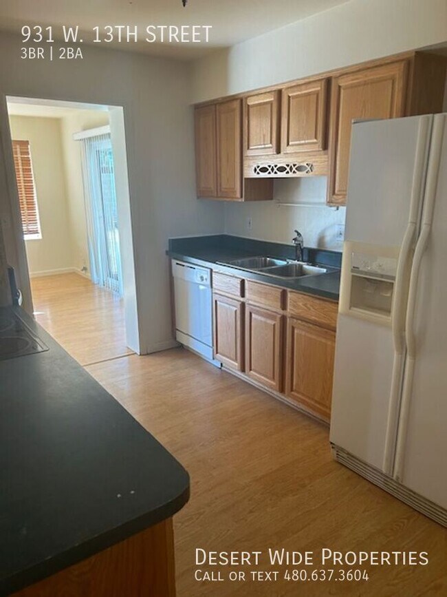 Building Photo - 931 W 13th St