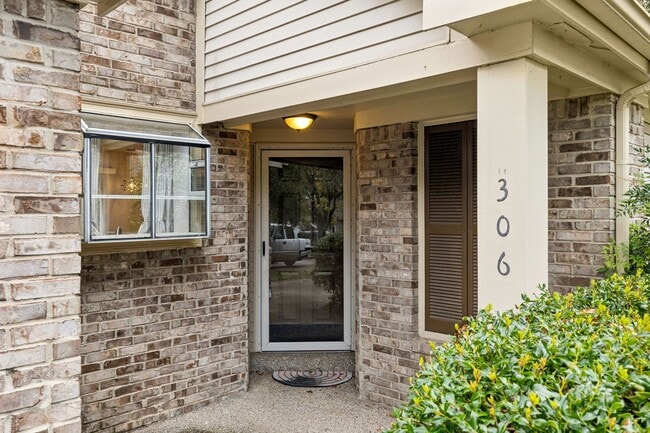 Building Photo - Welcome to this beautifully remodeled sing...