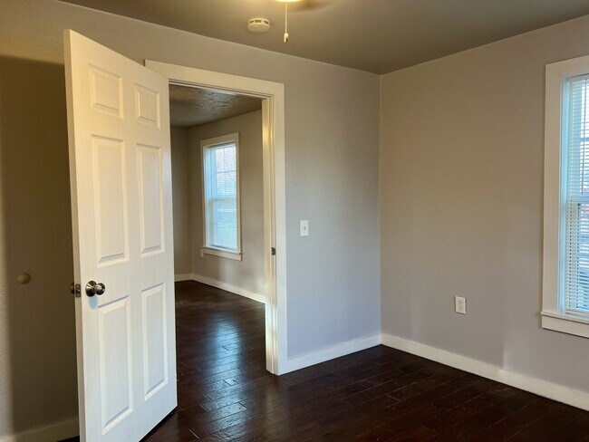 Building Photo - 904 N Peoria Ave