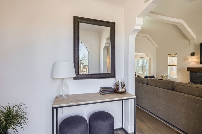 Building Photo - Available NOW! Fully Furnished 4 Bedroom 2 Bath Beautiful Home in Denver!