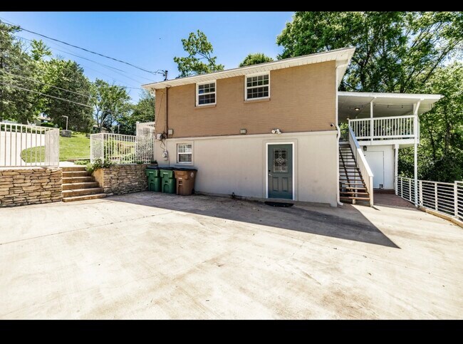 Building Photo - 907 N Graycroft Ave