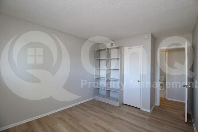 Building Photo - 537 E Laguna Dr