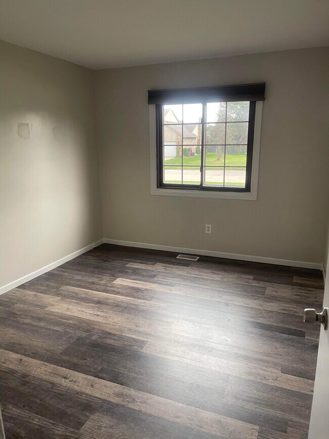 Building Photo - 43905 Rivergate Dr