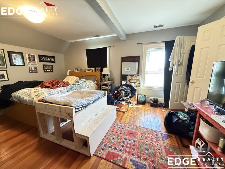 Building Photo - 25 Burton St