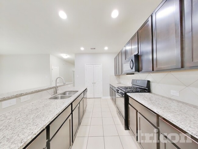 Building Photo - 210 Pequin Rd