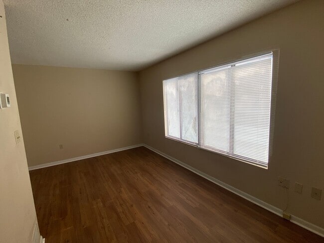 Building Photo - 1600 Park Cir