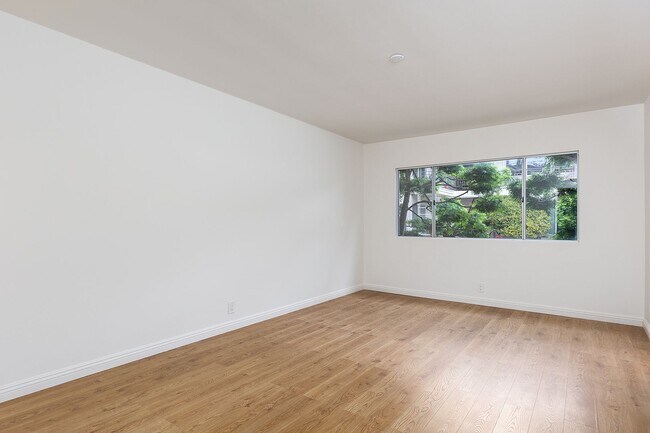 Building Photo - Spacious 2BR on Millionaire's Row!