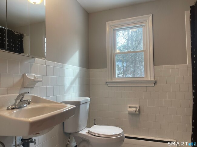 Building Photo - 7 Meadow Dr