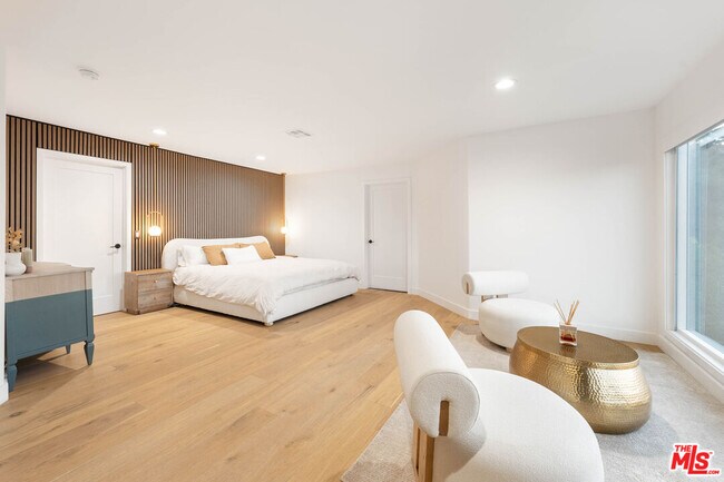 Building Photo - 3541 Multiview Dr