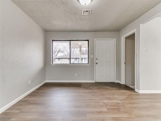Building Photo - Super 4 Bed 1.5 Bath in the South Gate Addn in Moore, OK