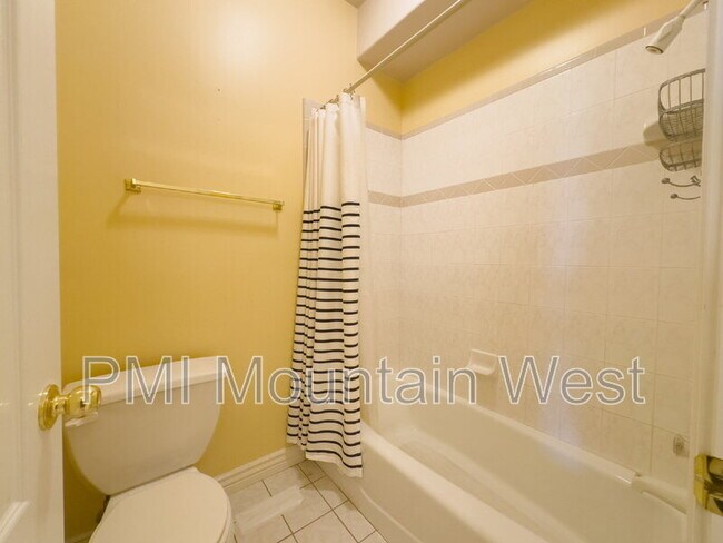 Building Photo - 49 E Fairway Dr