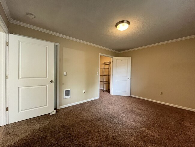 Building Photo - Spacious 904 Sq Ft Home in Bethany with Garage Parking, Washer/Dryer & Modern Kitchen Features
