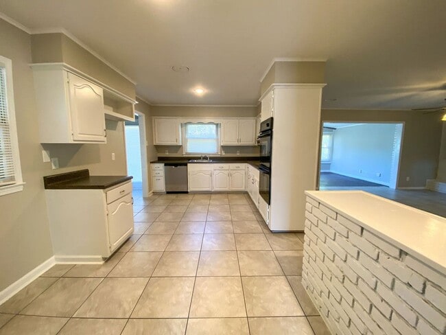 Building Photo - Large 3 bedroom 2 bath home in Whitehaven recently renovated