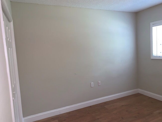 Building Photo - Duplex In The Heart Of Summerville!