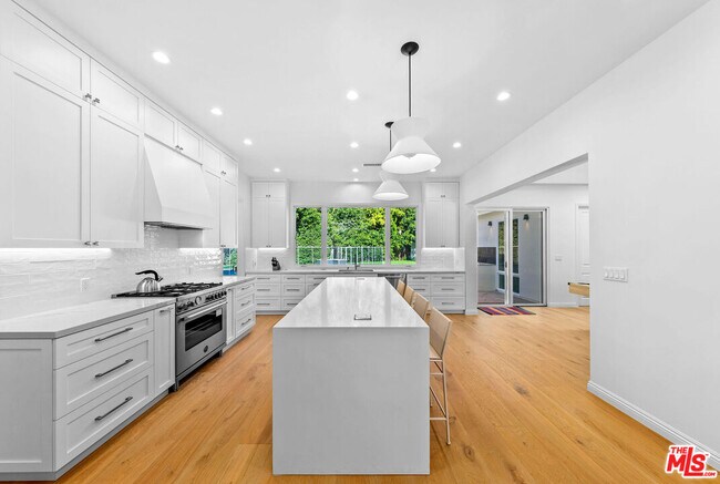 Building Photo - 530 S Bentley Ave