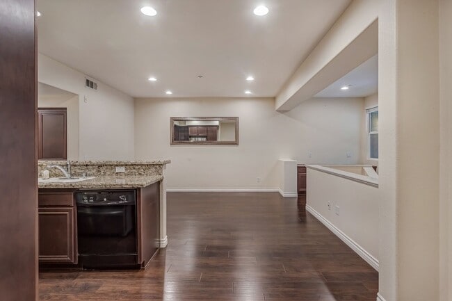 Building Photo - Lux 2 Bed 2 Bath Condo at the Spectrum!