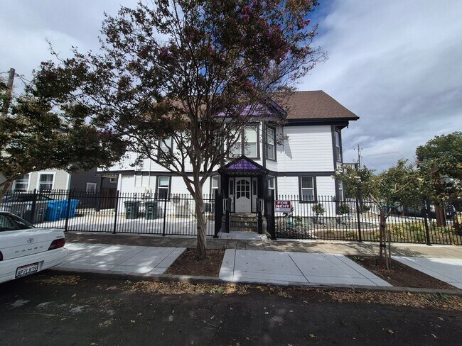 Building Photo - 532 West St