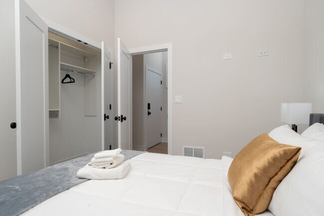 Building Photo - 3723 S Giles Ave