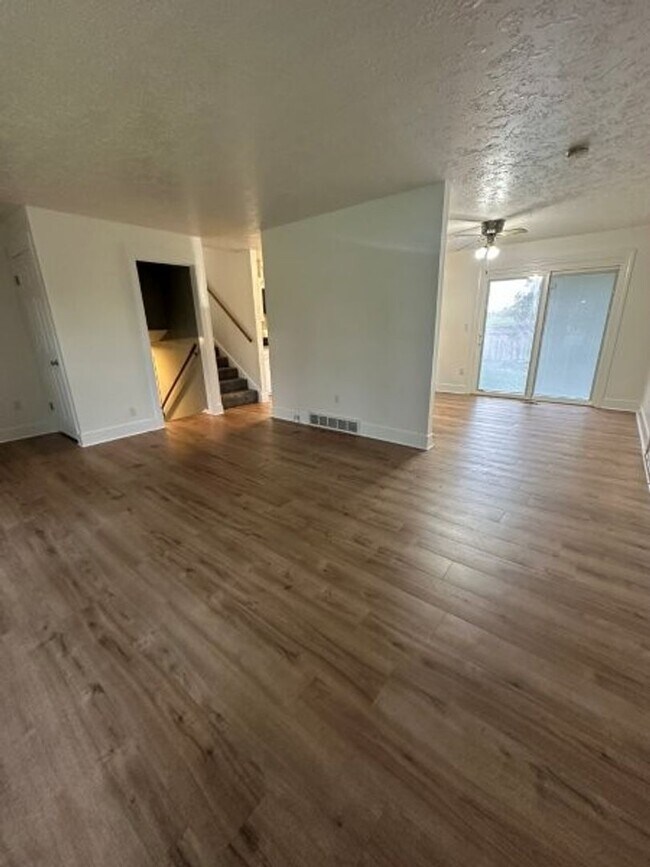 Building Photo - Fall Special – 3 Weeks FREE Rent on 4 Bed,...