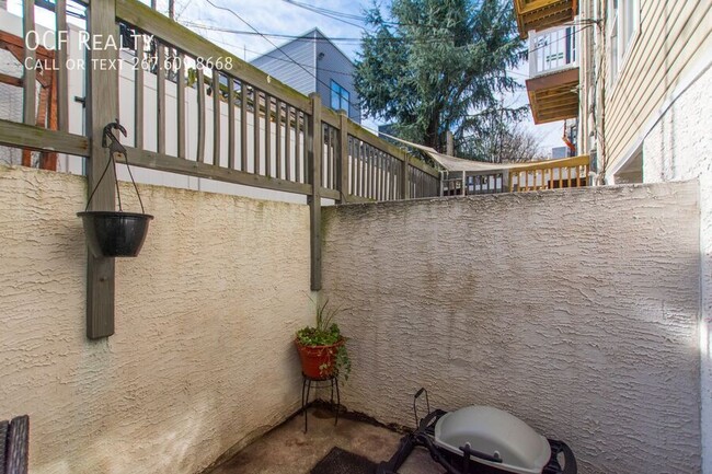 Building Photo - 1814 Christian St