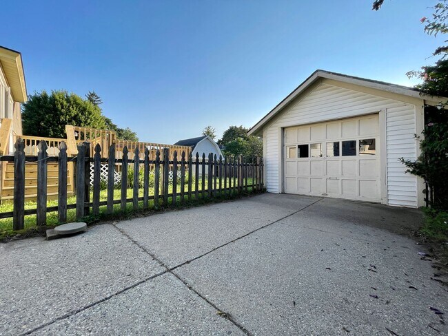 Building Photo - Four Bedroom Home in Wyoming