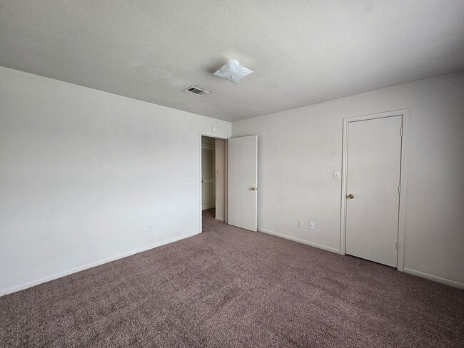 Building Photo - HUD / SECTION 8 ACCEPTED & READY FOR MOVE IN!