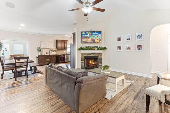 Building Photo - 130 Blue Chip Ct