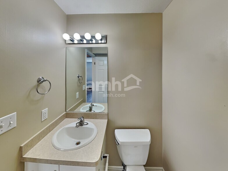 Building Photo - 111 W 1275 N
