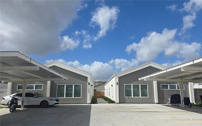 Primary Photo - 8 E Hibiscus Ave