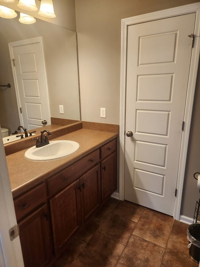 Building Photo - Cozy 3 Bed 2 Bath Home Available Now