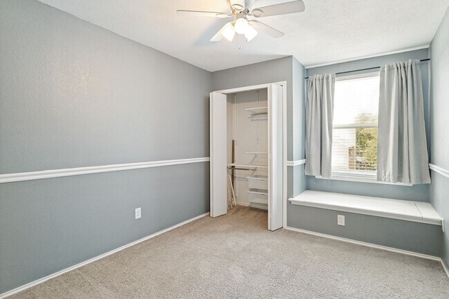 Building Photo - Experience the best of Grapevine living, only moments from charming Historic Downtown.