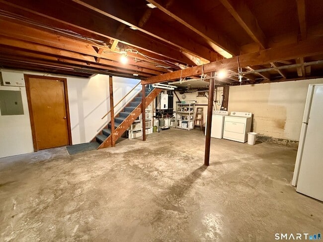 Building Photo - 33 Center Ave