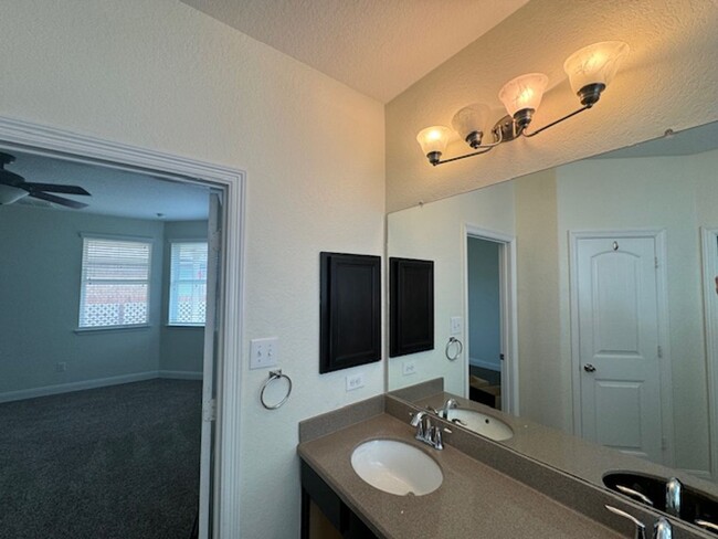 Building Photo - Beautiful Open Floor Plan with 3 Bedroom 2...