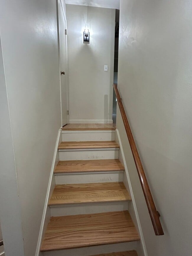 Building Photo - Spacious Multi-Level Brick Home