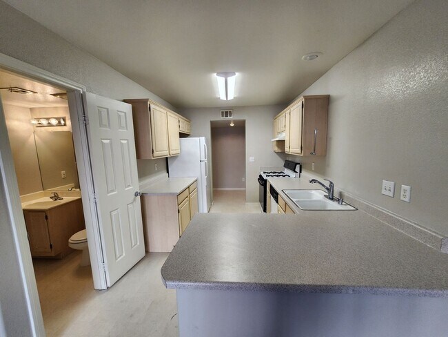 Building Photo - Beautiful townhouse in Silverado Ranch