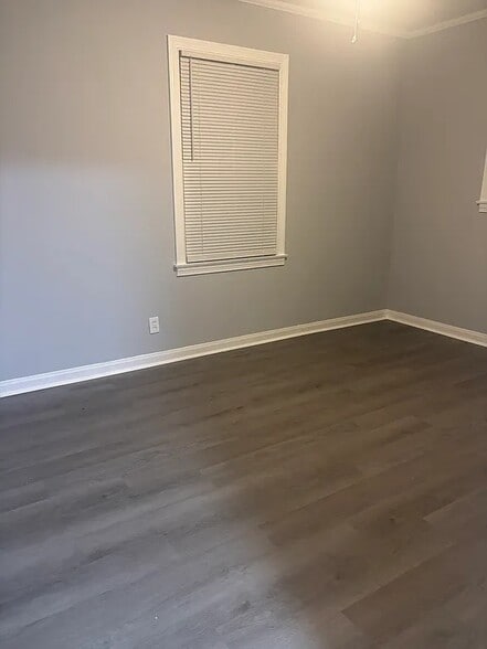 Building Photo - 664 Momote Dr W